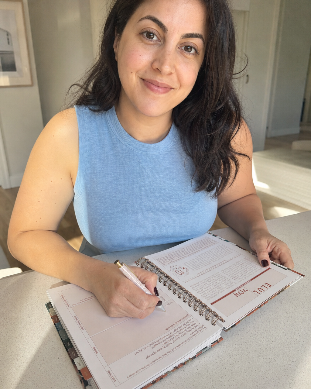 The planner open on a table